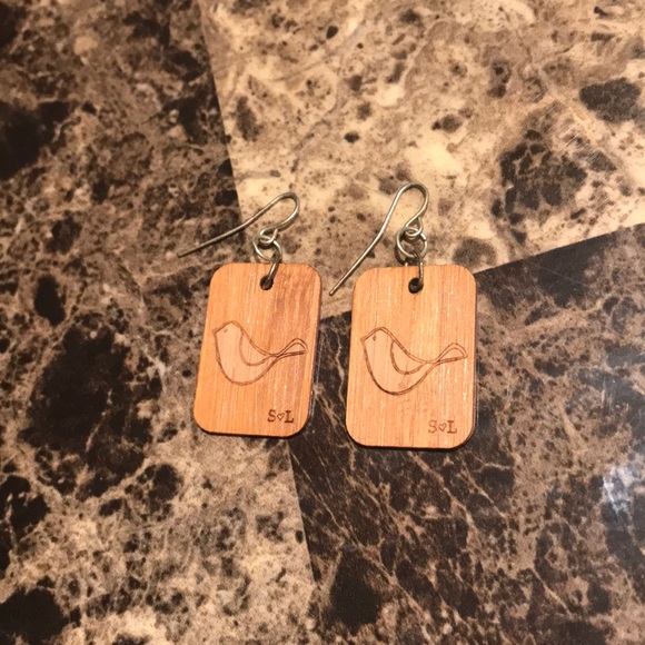 Jewelry - Chic wood bird earrings!